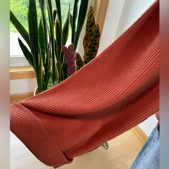 Altar’d State : Rust V-Neck Thermal Knit Top - Picture 4 of 7